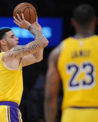 开云体育官网-湖媒：勇士那样为了交易而交易不可取 湖人应在买断市场签下鲍尔