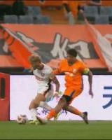 泰山半场三人染黄！克雷桑拼抢时踩中莱切特脚踝，被主裁出示黄牌